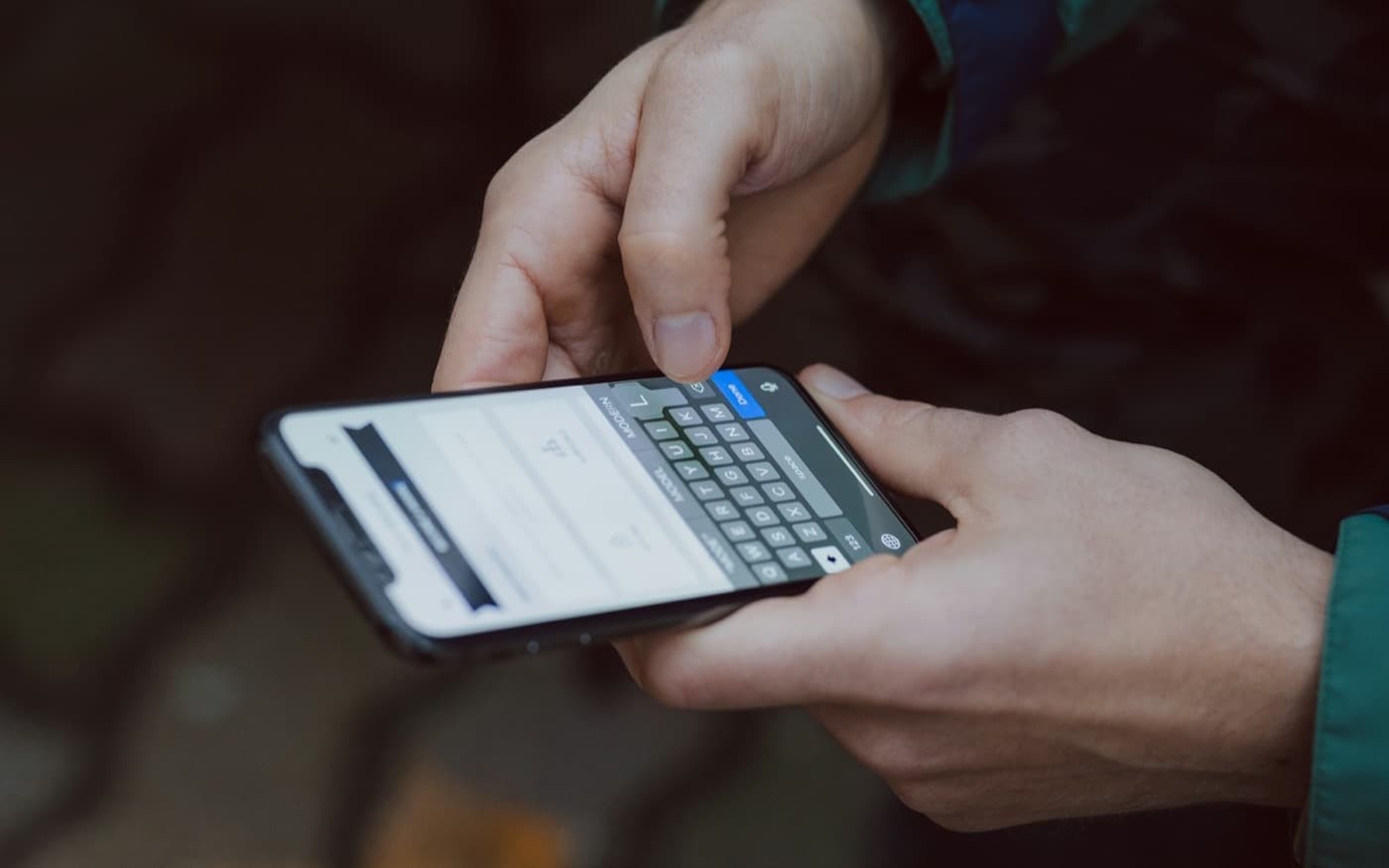 Elde tutulan bir akıllı telefon